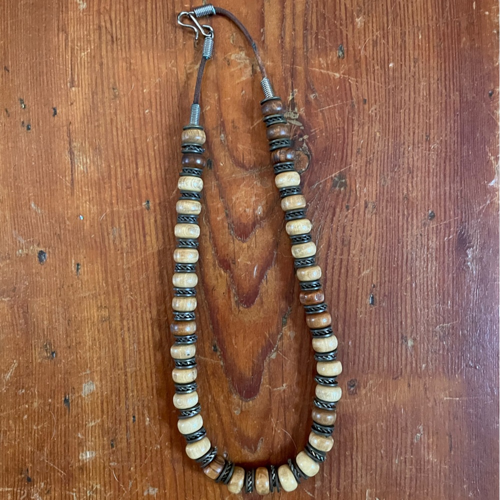 Wood & metal leather-strung necklace - Picture 3 of 5